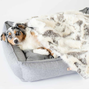 Tösse handgemaakt deken in imitatiebond met hond