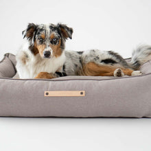 Afbeelding in Gallery-weergave laden, Tove design hondenmand in de kleur nut van het merk Labvenn, gepresenteerd met een hond
