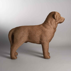zij aanzicht van de DOG Scratchpost krabpaal in de vorm van een labrador van het merk Lord Lou in kleur bruin