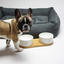 Afbeelding in Gallery-weergave laden, Vuku voederbak in betonlook in wit met hondje
