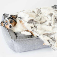 Afbeelding in Gallery-weergave laden, Tösse handgemaakt deken in imitatiebond met hond
