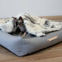 Afbeelding in Gallery-weergave laden, Tösse handgemaakt deken in imitatiebond met kat
