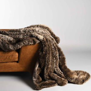 Het blitz deken gepresenteerd op een lederen zetel