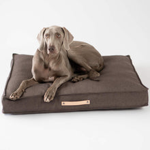 Afbeelding in Gallery-weergave laden, Tove orthopedisch design hondenkussen in kleur bruin van het merk Labvenn gepresenteerd met hond
