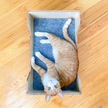 Afbeelding in Gallery-weergave laden, Mikaste Mika Bed bovenaanzicht met kat
