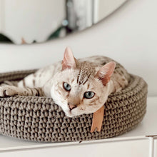 Afbeelding in Gallery-weergave laden, Coco kattenmand in bruin met kat 
