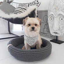 Afbeelding in Gallery-weergave laden, Coco hondenmand in katoen kleur antraciet met hond
