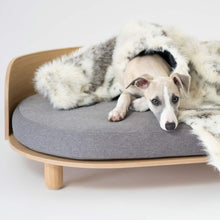 Afbeelding in Gallery-weergave laden, Hondenbed Loue van Labvenn in kwalitatief hout met hond
