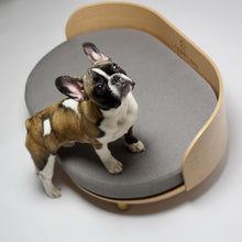 Afbeelding in Gallery-weergave laden, Hondenbed Loue van Labvenn in kwalitatief hout ideaal voor bulldog en mopshond

