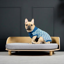 Afbeelding in Gallery-weergave laden, Hondenbed Loue van Labvenn in kwalitatief hout ideaal voor bulldog
