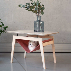 Koffietafeltje Kikko met hangmat voor kat in framboos met katje in van het merk Labvenn