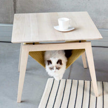 Afbeelding in Gallery-weergave laden, Koffietafeltje Kikko met hangmat voor kat in honing met katje van het merk Labvenn
