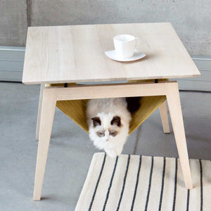 Koffietafeltje Kikko met hangmat voor kat in honing met katje van het merk Labvenn