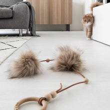 Afbeelding in Gallery-weergave laden, Kattenspeelgoed in natuurlijk leder met imitatiebond van het merk Labvenn kleur antraciet
